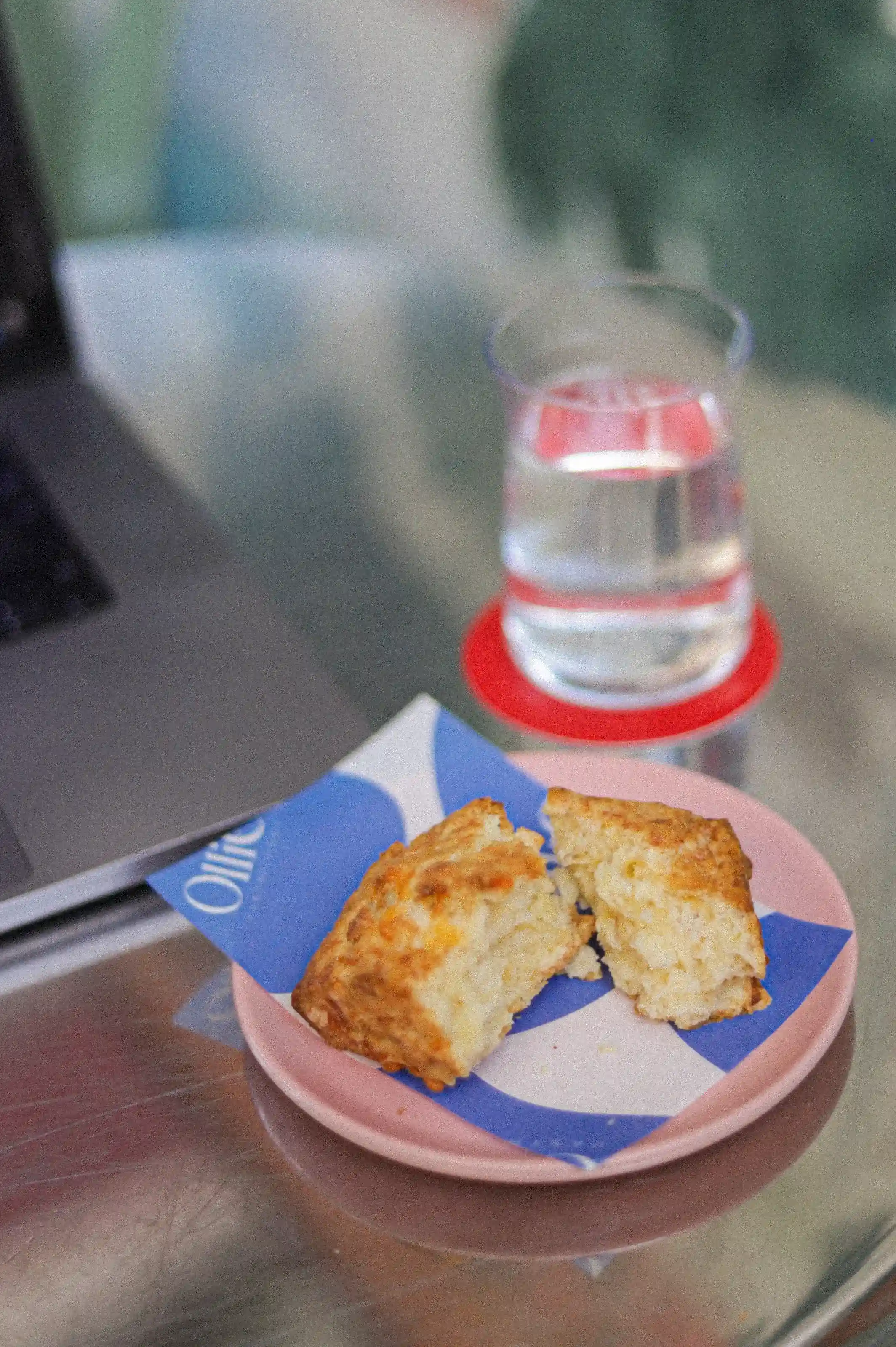 Scones Ollie en plato rojo con servilleta azul